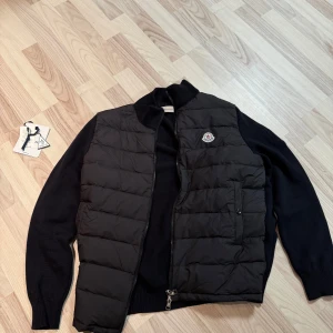Svart cardigan från Moncler - Säljer en svart cardigan från Moncler som kan användas inom flera olika väder såsom sommar, vår och höst. Den är rätt så bekväm och passar många tillfällen. 