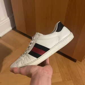 Vita gucci sneakers - Hej! Säljer nu mina Gucci skor som är i rätt fint skick dom passar båda för finare tillfällen men kan funka som en vardags sko också. Priset :1999:- sulan är förövrigt skitig nu men tvättas noggrant innan dom skickas. Hör av dig vid frågor och funderingar. Tillkommer:endast skorna