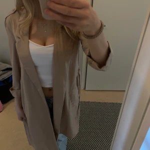 Beige trenchcoat - Beige fin trenchcoat i storlek XS/S med gulddetaljer på axlarna säljer då den ej kommer till användning.🤍 Skriv för fler bilder.