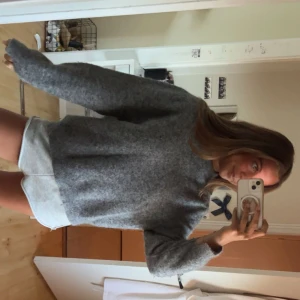Grå stickad tröja i oversized modell - Mysig grå stickad tröja med lång ärm och relaxed, oversized passform. Perfekt för lager-på-lager och chill dagar. Tröjan har en enkel design utan mönster och är superenkel att matcha med jeans eller shorts. Den är mohair ull nopprar INTE!!! Köpt för 900 och aldrig använd 