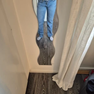 blå jeans från Gina tricot  - blåa jeans köpta på Gina Tricot  modellen Low straight jeans💙jeansen är använda men har inga synliga tecken på användning, skriv vid frågor💙
