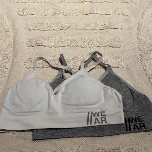 2 sportiga toppar från WEAR, strl S - Två sportiga toppar från WEAR i storlek S, en i vitt och en i grått. Båda har smala axelband och brottarrygg,  dom är väldigt sköna perfekt träning eller chill