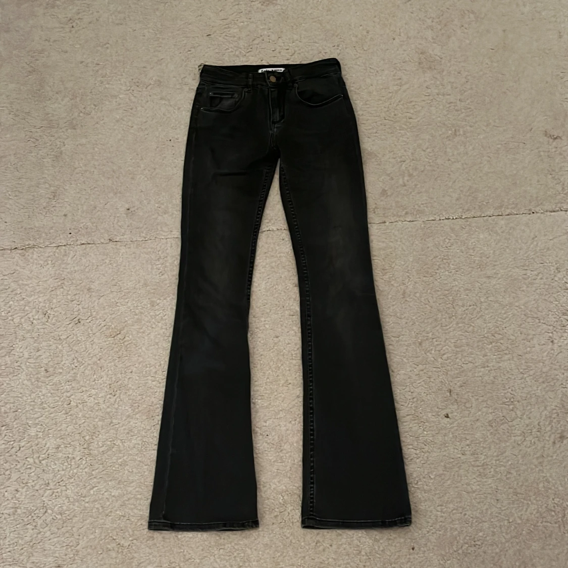 Mörk grå bootcut jeans från Lois - 2