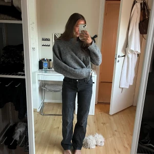 Svarta jeans - SKIT SNYGGA svarta jeans från en gammal kollektion från Zara. Säljs ej längre!!!