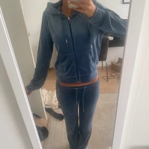 Mjukis set - Säljer både tröjan och byxorna! Mycket bra kvalitet har inte används mycket, byxorna är i stolek m men passar mig som har xs och tröjan är i xs.