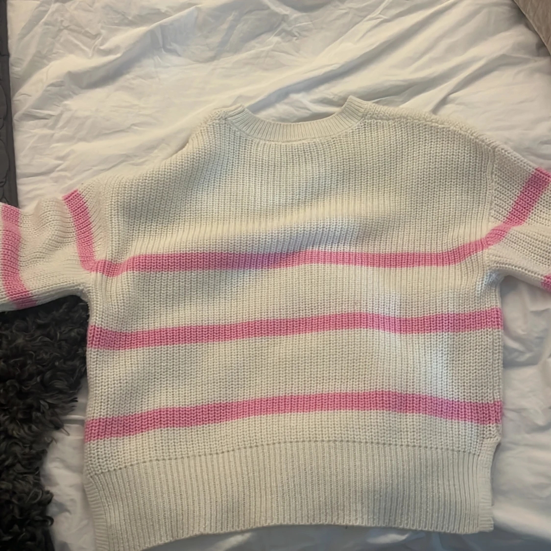 Vit stickad tröja med rosa ränder - 1