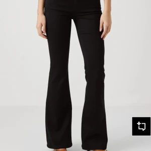 Svarta bootcut byxor med hög midja - Jätte snygga jeans från Only. Endast använt en gång då de inte passar. Stretchiga och bekväma