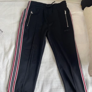 Svarta HUGO byxor - Byxor från Hugo, väldigt bra skick. Knappast använda. Kvitto finns.