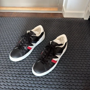 Moncler Monaco M storlek 42 - Säljer nu mina moncler skor dom är inte använda många gånger, super fint skick. 
