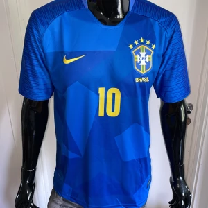 Brasilien neymar 10 storlek M - Storlek M. Fin replika. Helt ny och oanvänd. Pris: 349:-. Skickas direk inom 24h