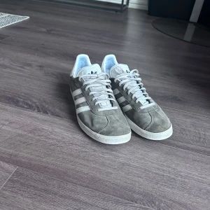 Adidas gazelle - Gråa Adidas gazelle, storlek 44. 