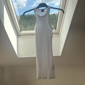 Vit ribbad klänning Gina Tricot XS - Säljer en vit ribbad klänning från Gina Tricot i storlek XS. Använd fåtal gånger 🩷