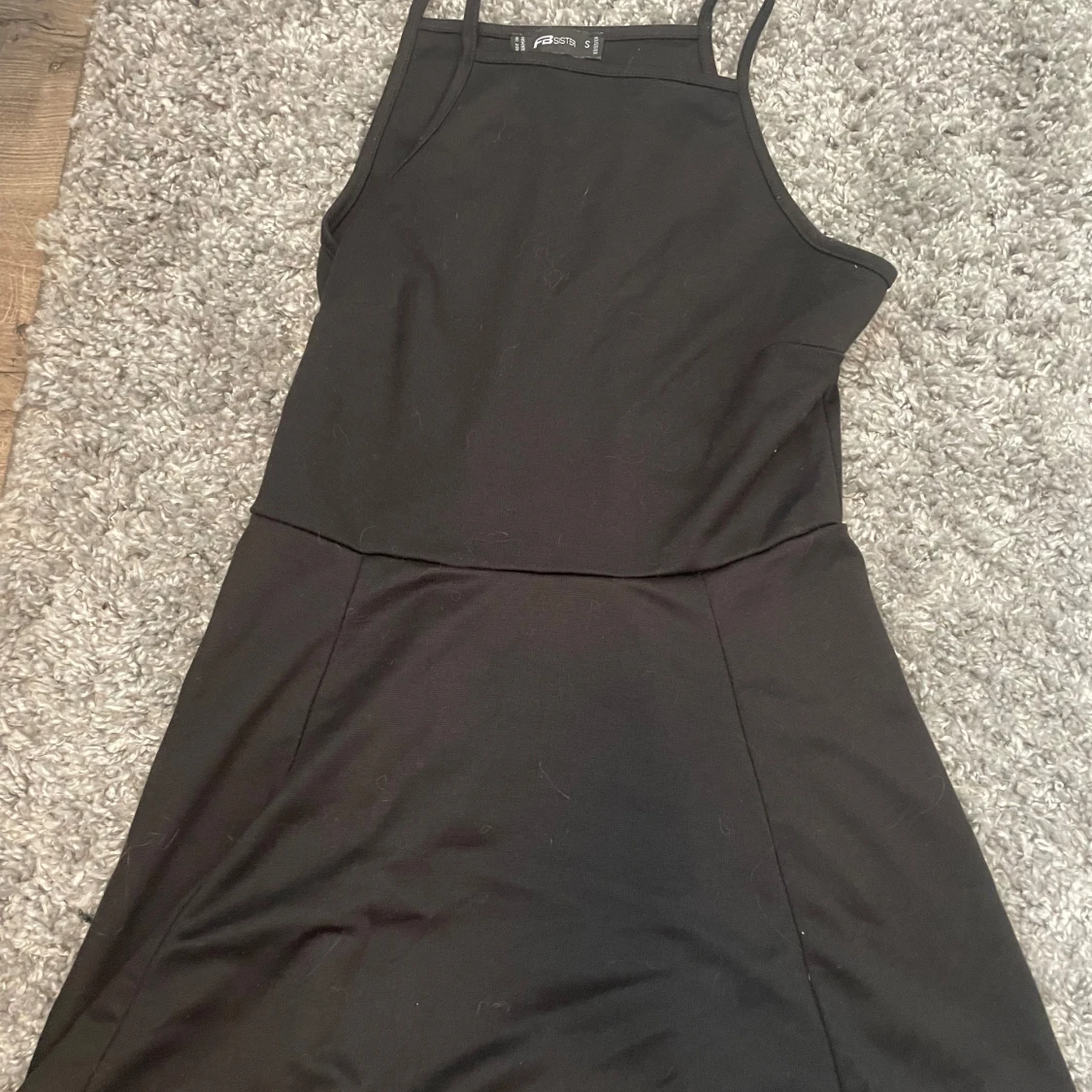 Svart kort klänning från FB Sister - 2