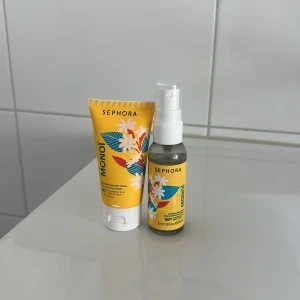 Sephora Monoi Face Mist & Lotion - Två produkter från Sephora Monoi: en återfuktande body lotion och en doftande face mist. Båda i smidiga 50 ml-förpackningar med färgglad gul design och blommigt tryck. Perfekt för att fräscha upp huden och ge en tropisk känsla.