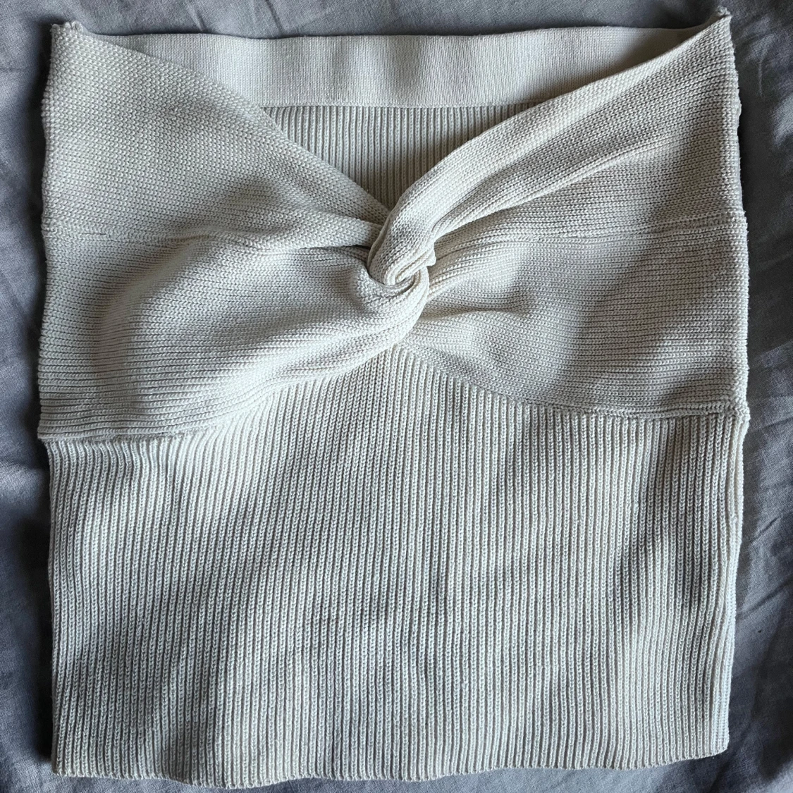 Vit stickad bandeu top med twistdetalj