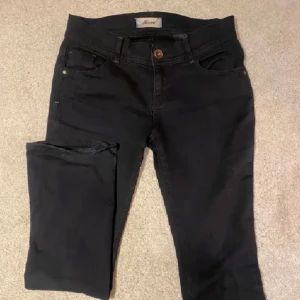 Lågmidjade jeans - Svarta lågmidjade bootcut jeans från next. Använd fåtal gånger. Skriv för frågor