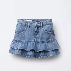 Slutsåld jeanskjol  - Säljer denna slutsålda jeanskjolen från zara (barnavdelning) i storlek 164 cm. Den har aldrig blivit använd, endast testad, och har prislappen kvar! 💕💕