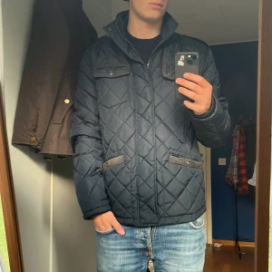 Jacka Jack&Jones  - Hej! Säljer denna snygga jacka från Jack&Jones! Mycket bra skick förutom att loggan är lkte skadad, inget man märker men kolla bild 5! Vid minsta fråga tveka inte att kontakta mig! //Nils