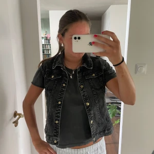 Cool jeansväst  - Cool svart jeansväst från Name It 🌟🥰