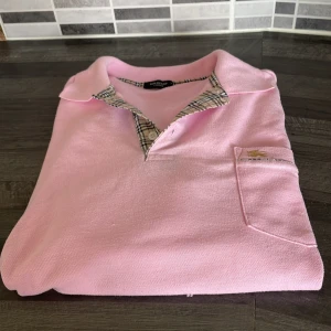  Burberry pike - Snygg rosa pikétröja från Burberry, skriv vid intresse 