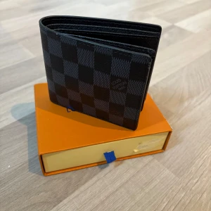 Svart L V plånbok med box🔥 - Svart L V plånbok box och allt annat på bilderna följer med🔥Litet märke på boxen men syns knappt!