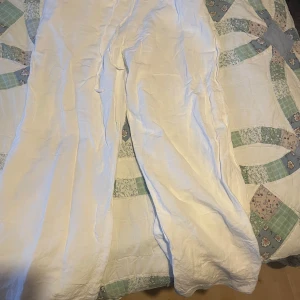 Vita linnebyxor från H&M med snörning - Säljer ett par vita linnebyxor från H&M i storlek S. Byxorna har avslappnad passform, resår i midjan och snörning för extra komfort. Perfekta för varma dagar och chill vibes.