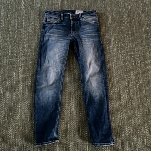 Jeans 28/30  - Snygga blå jeans från Jack and Jones i modellen Mike Comfort Fit. Jeansen har normal passform straight/slim och cool tvätt.