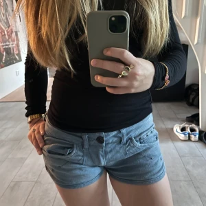 Lågmidjade shorts - Snygga blå shorts från Xdye i storlek 36. De har låg midja, flera fickor med coola detaljer och knappstängning framtill. De är lite rosa  på en av fickorna men vet inte om det är design eller inte men oavsett så tycker jag inte det syns så mycket💓