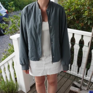 Filippa K jacka - Säljer den här super coola och snygga Filippa K jackan! Det står att storleken är M men jag skulle säga att den passar mer S. Väldigt fint skick inga tecken på slitage! Skriv för fler bilder eller frågor (priset är diskuterbart)💞