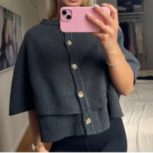 Stickad zara tröja  - Jättesnygg stickad tröja/poncho topp 🤍