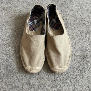 Ralph Lauren Espardrillos  - Säljer dessa så fina espardrillos från Ralph Lauren! Beiga med rutigt mönster inuti. Använda fåtal gånger. Storlek 40, men skulle säga att dem är lite små i storleken. Säljer direkt för 300kr! 