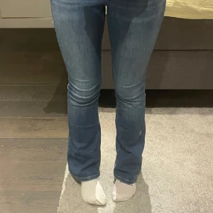 Blå bootcut jeans från ONLY - Snygga blå bootcut jeans från ONLY med klassisk femficksdesign. Jeansen är gjorda i mjukt denimtyg med stretch för extra komfort. Otroligt sköna!! 
