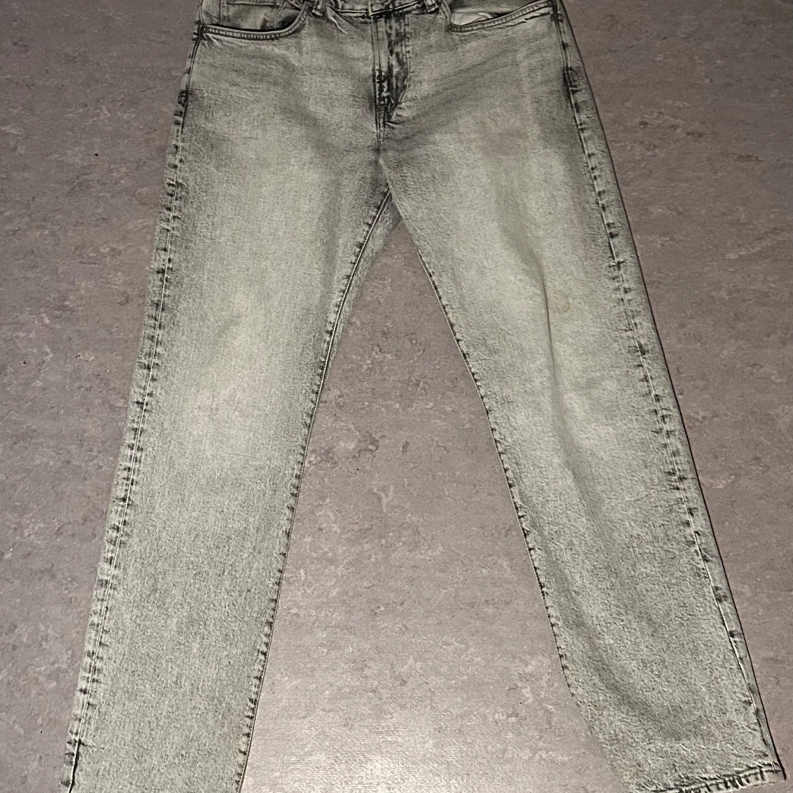 Grå tvättade raka jeans
