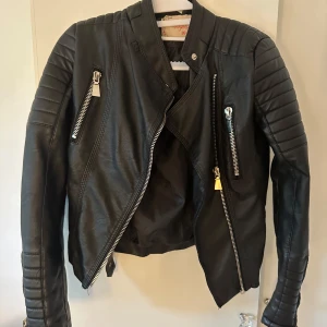 Svart skinnjacka med dragkedjor - svart skinnjacka från chelsea!