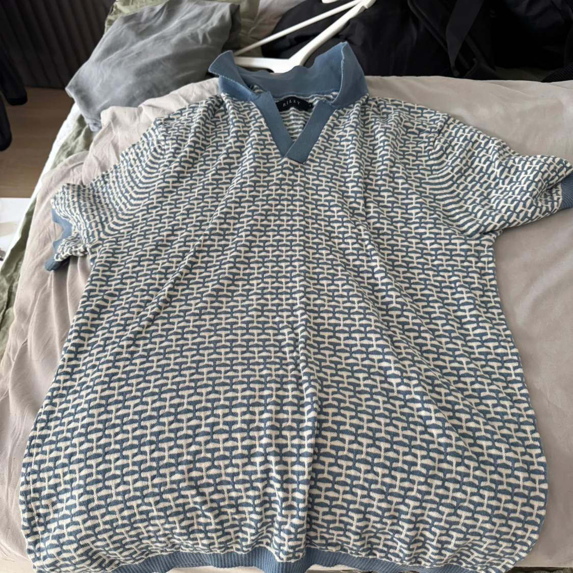 Blåvit stickad pikétröja från Riley