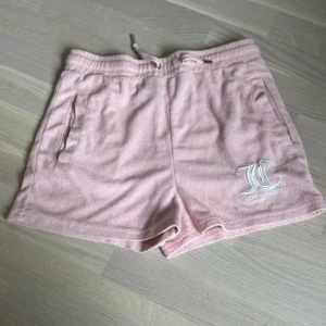 Juicy couture shorts, - Jag säljer dem eftersom de har inte kommit till så mycket användning,pris kan diskuteras,de är varsamt använda,de är nästan helt nya, fick de som present förra året, om man tycker att de är lite långa så går de att vika ner lite i midjan,