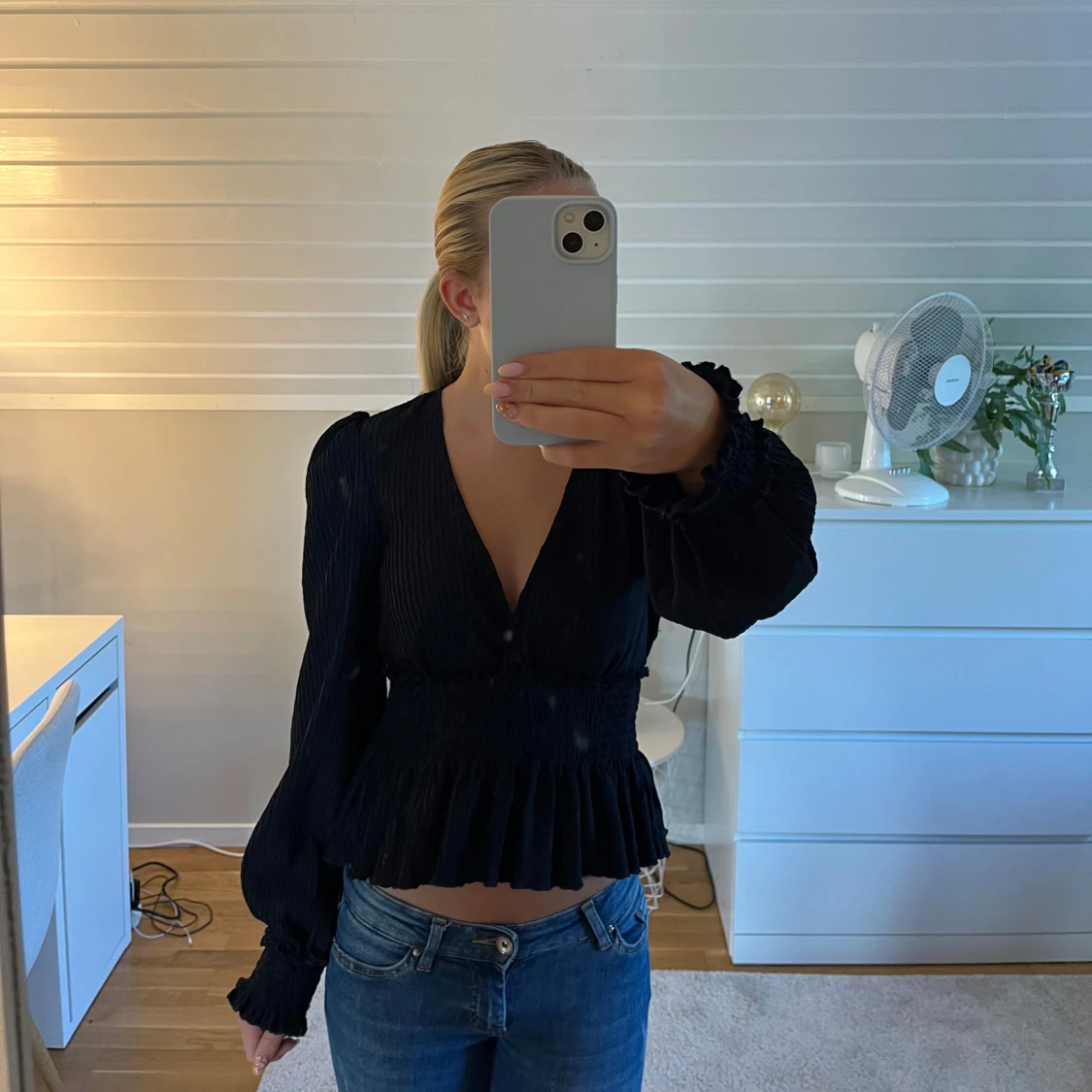 Mörkblå blus med volang från NA-KD