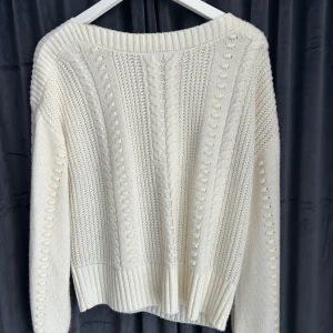 Stickad tröja - Det Jag säljer en jättefin vit stickad från vila. Använd fåtal gånger, storlek M. Inga tecken på användning. Har för mig att den inte går att köpa längre💗