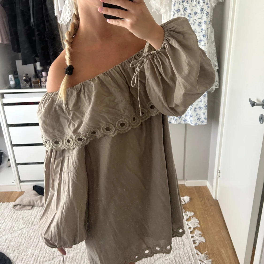 grön off shoulder kortklänning med volang