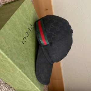 Gucci Svart Baseball Keps - Säljer en äkta svart keps från Gucci där ny pris är 5600kr. Perfekt accessoar för vilken stil som helst. Kvitto och alla tillbehör finns, för mer bilder bara att hojta till🫰🏻 snabb affär = bättre pris