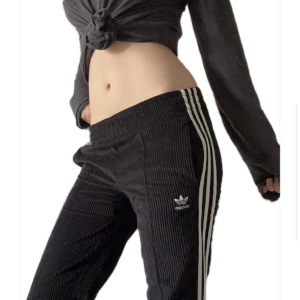 Svarta manchesterbyxor från Adidas - Snygga svarta manchesterbyxor från adidas!! Omsydda för att vara mer lågmidjade (därmed utseendet i grenen) samt mer flare och en extra söm längst ned. Detta syns inte alls 💗💗pris kan diskuteras!