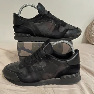 Valentino Rockrunner - Säljer dessa Valentino Rockrunner, de är använda men skadefria, skick 7.5-8/10. De är självklart äkta✅ Vid fler frågor och funderingar så är det bara att fråga🙌