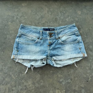 Lågmidjade jeans shorts  - Så snygga shorts som tyvärr inte passar mig och har därför ingen bild på! Midjemått tvärsöver: 36cm Midjehöjd: 16cm💕