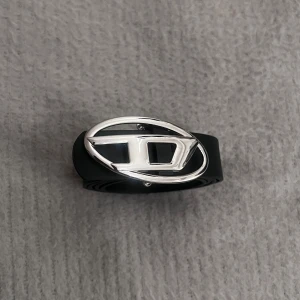 Minimalist Black Belt D Buckle - Oanvänt bälte i minimalistisk design. Längd: ca 105 cm Bredd: ca 3 cm Spänne: ca 7,8 × 4 cm