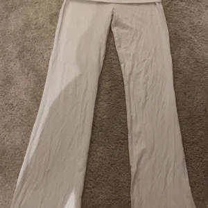 Vita yoga pants från Gina Tricot - Vita yoga pants från Gina tricot young i strl 158/164 men passa xs. Priset är diskuterbart❤️