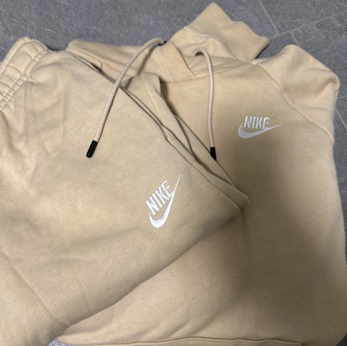 Beige sett  från Nike med logga
