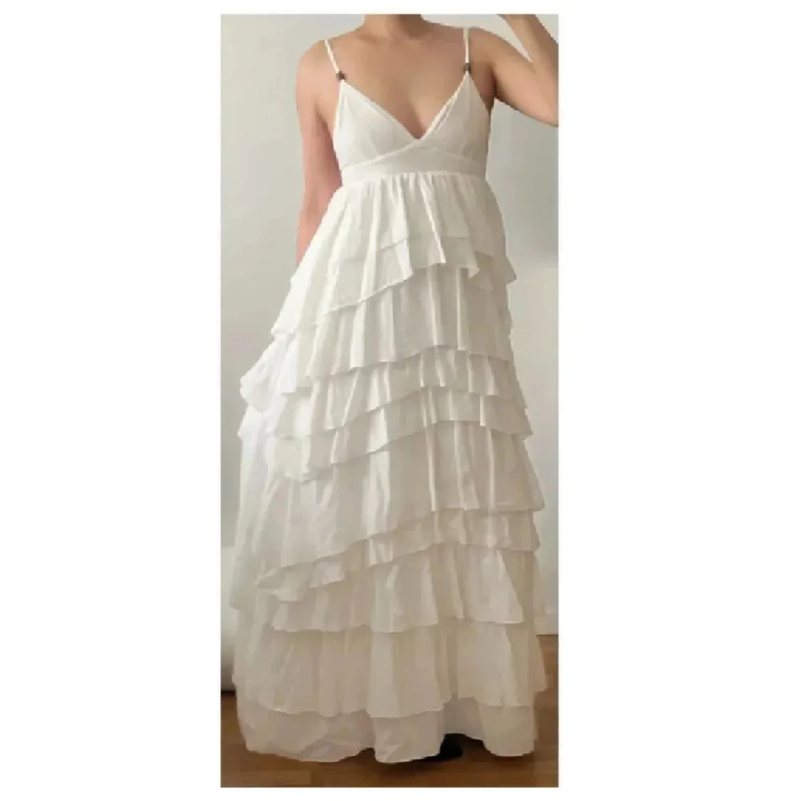 Vit långklänning med volanger