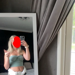 Ribbad bandeau tubtopp i grönt & rosa - Två ribbade bandeau tubtoppar i grönt och rosa med twistad knut framtill. Säljs tillsammans eller separat – skriv om du vill ha båda färgerna!🩷🥰30kr styck! 