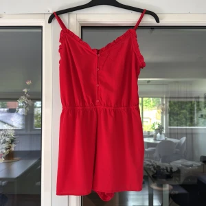 Röd playsuit - Playsuit från hm. Storlek 40 men skulle säga att den är mer som 36/38 så liten i storlek😊 (därför har jag valt på storlek att den är 38 för den är somsagt liten i storlek) 😊