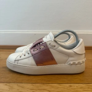 Valentino open sneakers - Säljer nu dessa fina Valentin open skor | Storlek 35,5 | Super fint skick | Kvitto ingår som intygar äktheten | Hör gärna av er vid frågor eller funderingar 